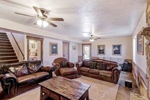 Una televisión, una chimenea