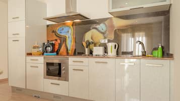 Réfrigérateur, micro-ondes, four, lave-vaisselle