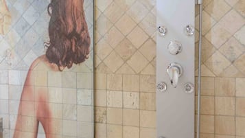 Een douche, een haardroger, handdoeken
