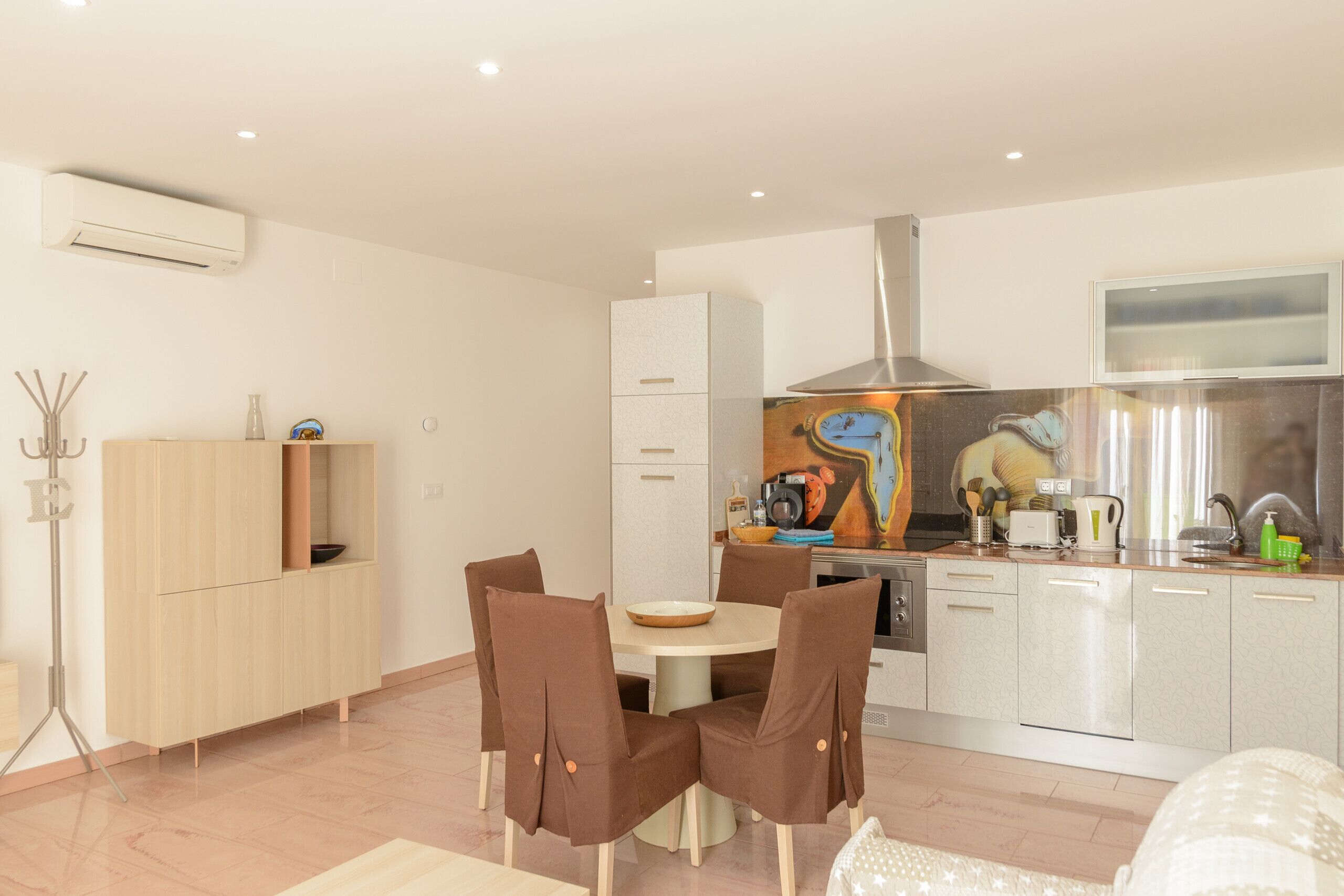 Een koelkast, een magnetron, een oven, een vaatwasser