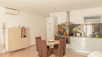 Kühlschrank, Mikrowelle, Ofen, Geschirrspüler