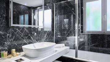 Luxury Double or Twin Room (Luxury) | Badezimmer | Kostenlose Toilettenartikel, Haartrockner, Hausschuhe, Bidet