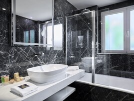 Luxury Double or Twin Room (Luxury) | 浴室 | 免费洗浴用品、吹风机、拖鞋、坐浴桶