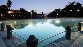 Utomhuspool, öppet 08.00 till 18.00, parasoller och solstolar