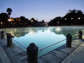 Piscina externa, funciona das 8h às 18h, guarda-sóis, espreguiçadeiras