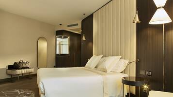 Ropa de cama de alta calidad, edredones de plumas, minibar y caja fuerte