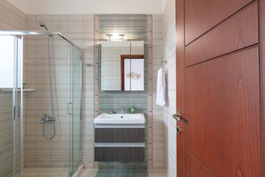 Bathtub, hair dryer, towels, soap - Veranda Sea View Villa, a Serene Sanctuary within walking distance to the beach (Agia Pelagia)
