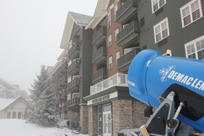 Exterior - Highland House, Central Village, Overlooks slopes, sky stage, balcony (Snowshoe)