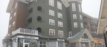 Highland House, AC, Central Village, Overlooks slopes, sky stage, balcony