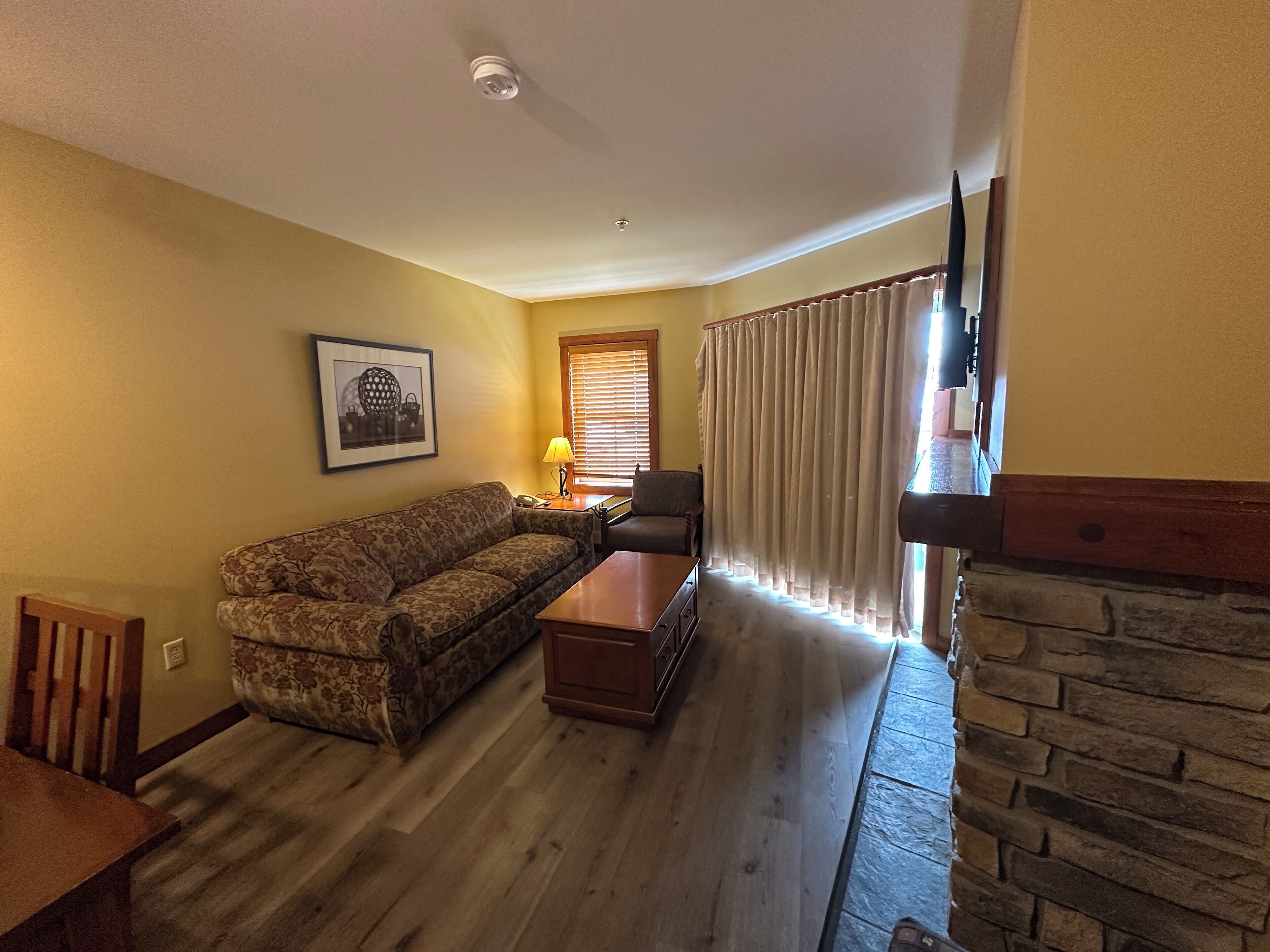 Télévision, cheminée