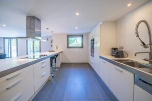 Réfrigérateur, micro-ondes, four, lave-vaisselle