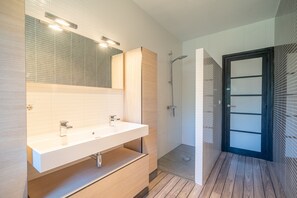 Baignoire, sèche-cheveux, serviettes fournies