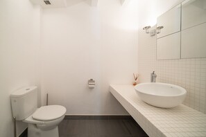 Baignoire, sèche-cheveux, serviettes fournies