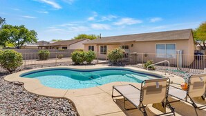 A swimming pool with lounge chairs, a fenced area, and a building with a flat roof. - Peaceful Valley - Rita Ranch/Tucson- 3BR/2BA/PrivatePool/NearShops&Restaurants (Tucson)