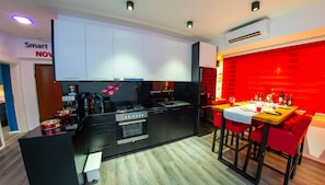 Fridge, oven, stovetop, dishwasher