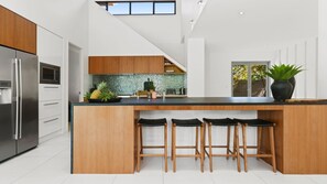 Réfrigérateur, four à micro-ondes, un four, surface de cuisson