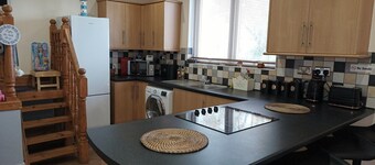 Roman Bank Flat With Spa Bath and Mermaids Teepee