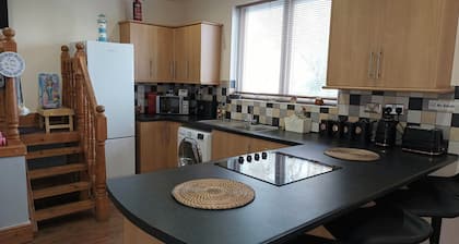 Roman Bank Flat With Spa Bath and Mermaids Teepee