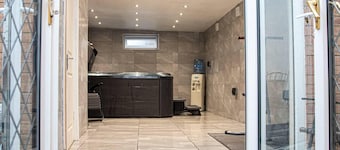 1-bed Apartment With Private hot Tub, Sauna & gym