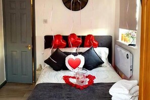 1 habitación, tabla de planchar con plancha, wifi gratis y ropa de cama 