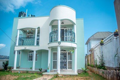 5-bed Lakeview Villa With Roofterrace and Kidspond