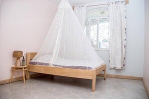 Villa | 4 bedrooms, iron/ironing board, bed sheets - 5-bed Lakeview Villa With Roofterrace and Kidspond (Entebbe)