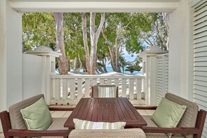 Outdoor dining - Beach Club 3 Bedroom Oceanview Apartment Palm Cove (Palm Cove)