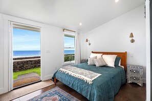 4 bedrooms, iron/ironing board, free WiFi, bed sheets - HALE ONA LOA: DIRECT OCEANFRONT, GATED, ICONIC OCEANFRONT LUXURY WITH POOL (Kailua Kona)