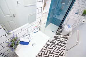 Shower, hair dryer - Magdalen Quarters Exeter (Exeter)
