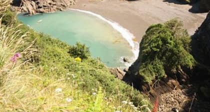 Croyde cottage with direct access to beach path, close to pubs and shops.