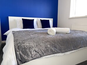 3 bedrooms, iron/ironing board, free WiFi, bed sheets - NEW Luxurious Modern Large 3 Bedroom House (10 Guests and more) (Mansfield)