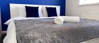 NEW Luxurious Modern Large 3 Bedroom House (10 Guests and more)