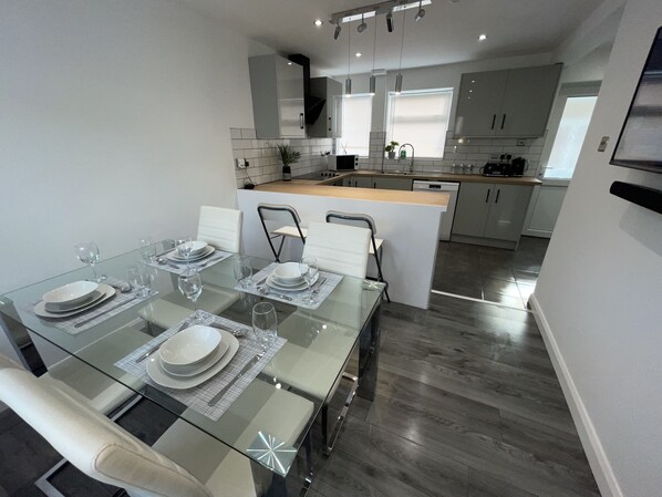 Dining - NEW Luxurious Modern Large 3 Bedroom House (10 Guests and more) (Mansfield)