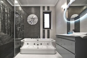 Apartamento de lujo | Baño | Bañera y ducha independientes, bañera de hidromasaje, toallas y jabón