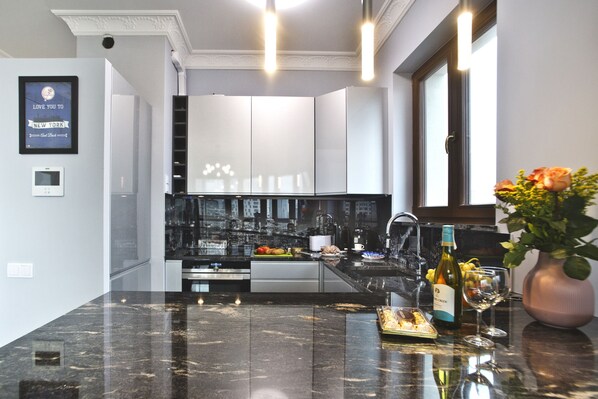 Appartement Luxe | Cuisine privée | Réfrigérateur, four, plaque de cuisson, lave-vaisselle