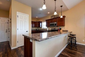 冷蔵庫、電子レンジ、オーブン、コンロ