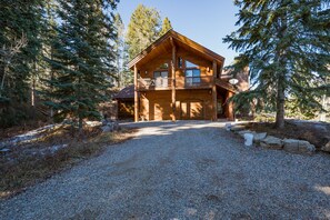 A wooden cabin with a balcony, surrounded by trees and a gravel driveway. - Fulled Remodeled Mtn Home on Columbine Lake - 1 mile to Purg - AC (Durango)