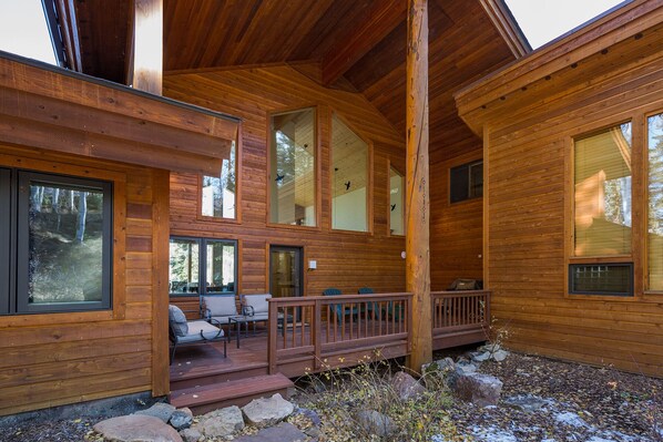 A wooden cabin with a porch, large windows, and a stone pathway. - Fulled Remodeled Mtn Home on Columbine Lake - 1 mile to Purg - AC (Durango)
