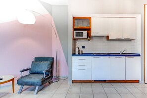 Refrigerador, microondas, lavavajillas y cafetera y tetera 