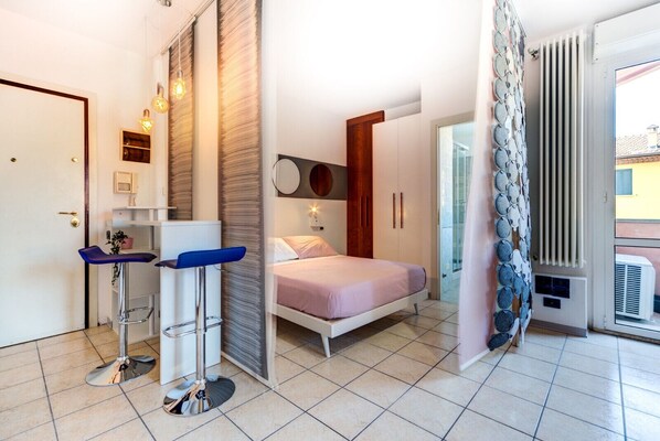 1 habitación, tabla de planchar con plancha, wifi gratis y ropa de cama 