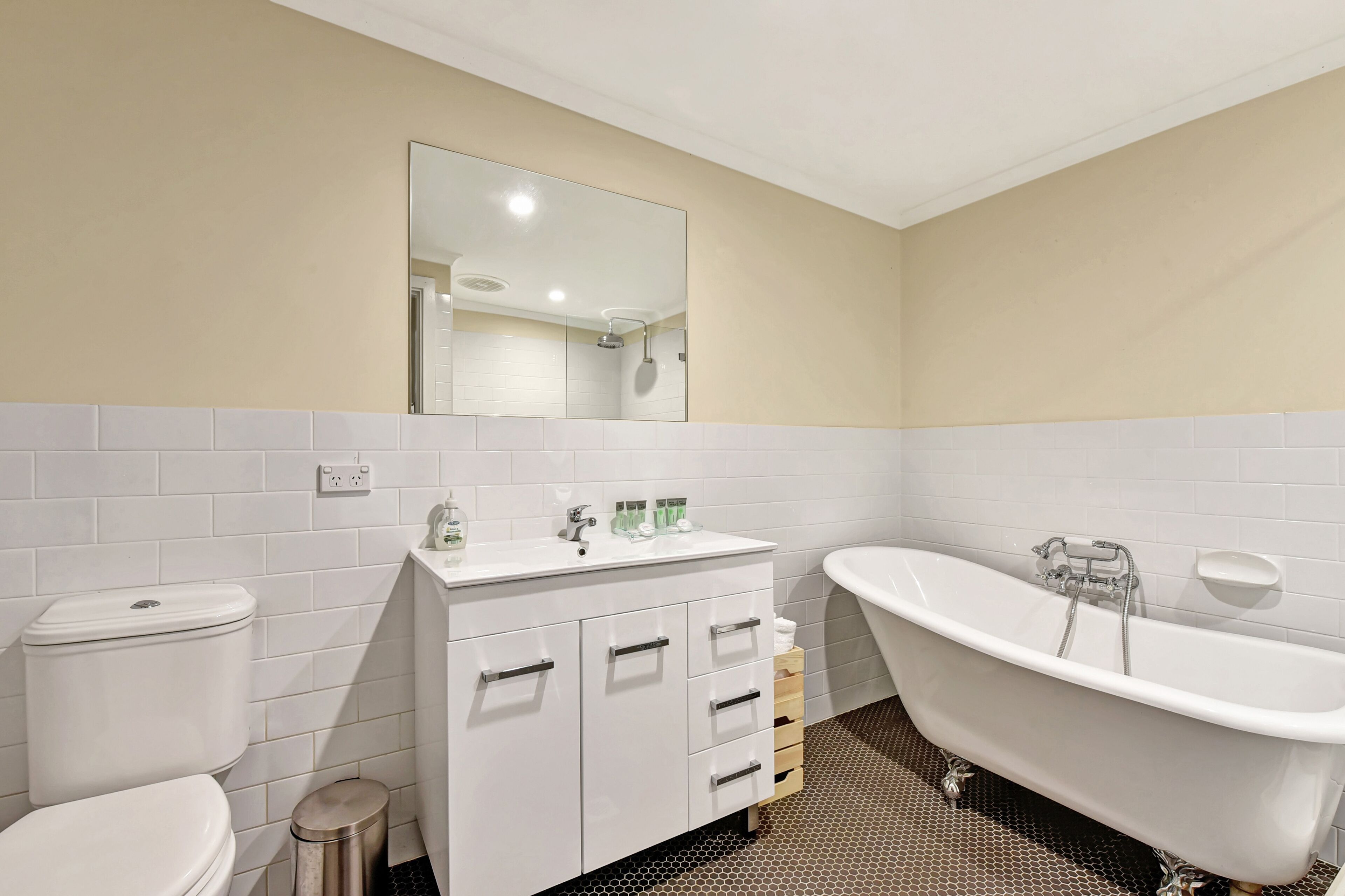 Wollombi Cottage | Fresh & Refurbished | Walk to the Village — image 18
