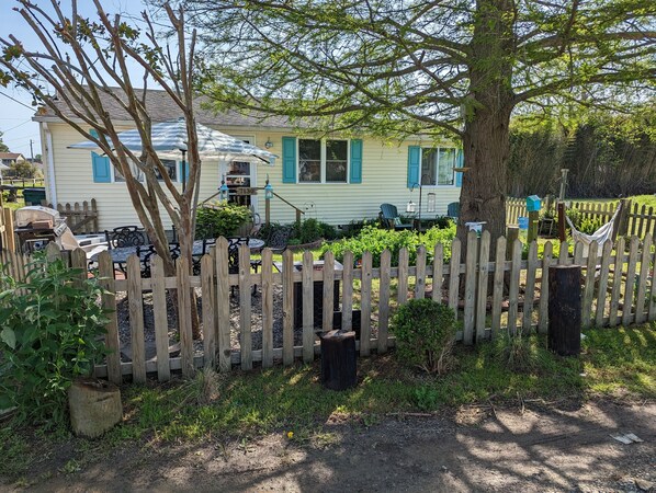 Outdoor dining - Cypress Cottage -Waterview- LINENS AND TOWELS /Beach Supplies Provided (Chincoteague)