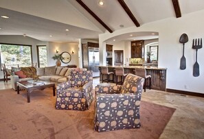 Smart TV, fireplace, stereo