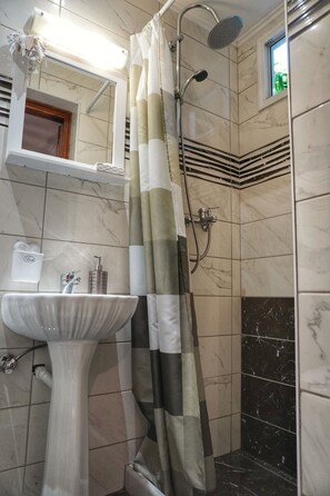 Een douche, een haardroger, handdoeken, zeep