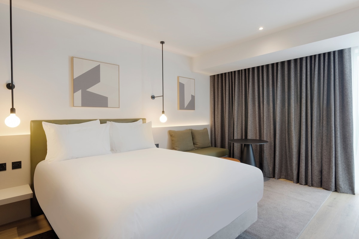 In-room safe, desk, laptop workspace, soundproofing