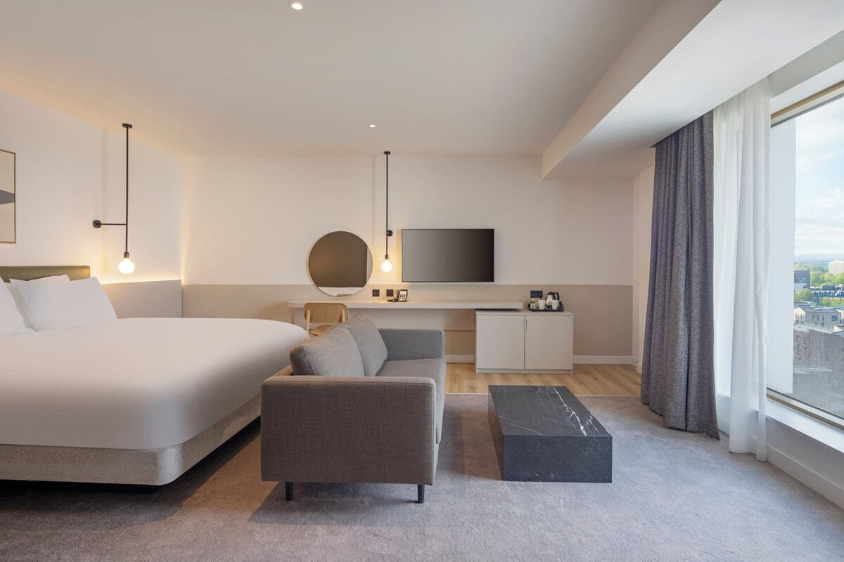 In-room safe, desk, laptop workspace, soundproofing