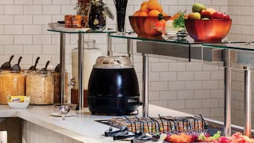 Desayuno buffet todos los días (GBP 16 por persona)