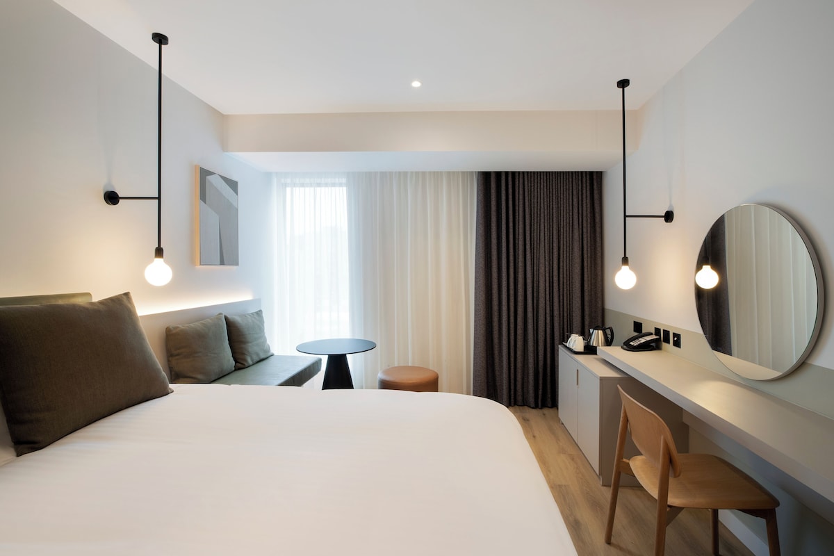 In-room safe, desk, laptop workspace, soundproofing