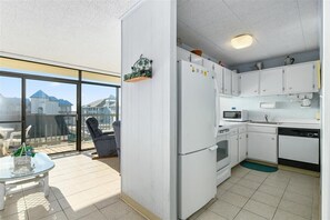 Réfrigérateur, micro-ondes, plaque de cuisson, lave-vaisselle