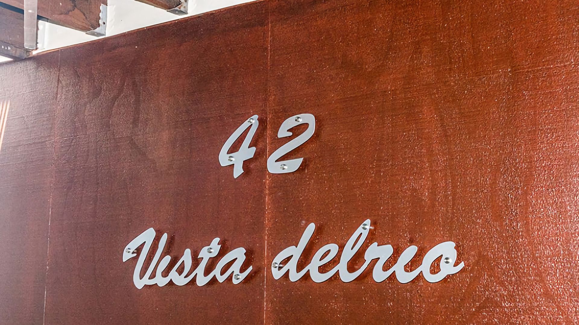 A wall with the number '42' and the text 'Esta delroa' in a stylized font.
